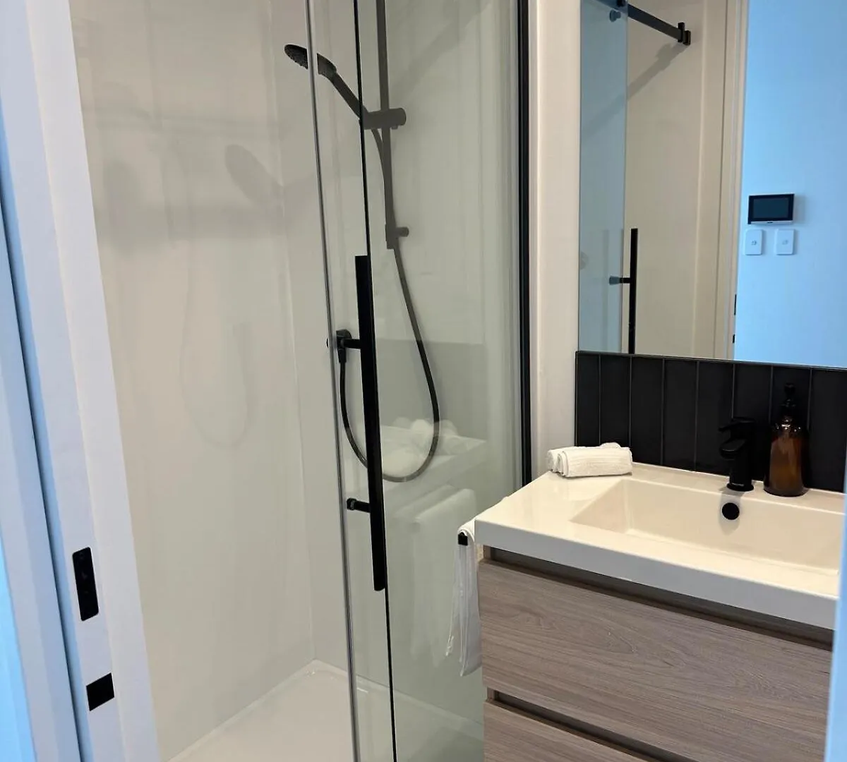 Luxurious Brand New Spacious 1 Bedroom Wellington 0*,